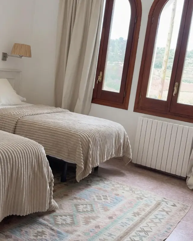 Habitación con ventanas de arco y vistas al campo